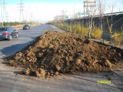 区域路段保障 清理京包路渣土