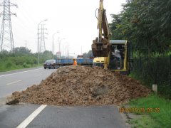 保障道路畅通 及时清理占路倾倒渣土